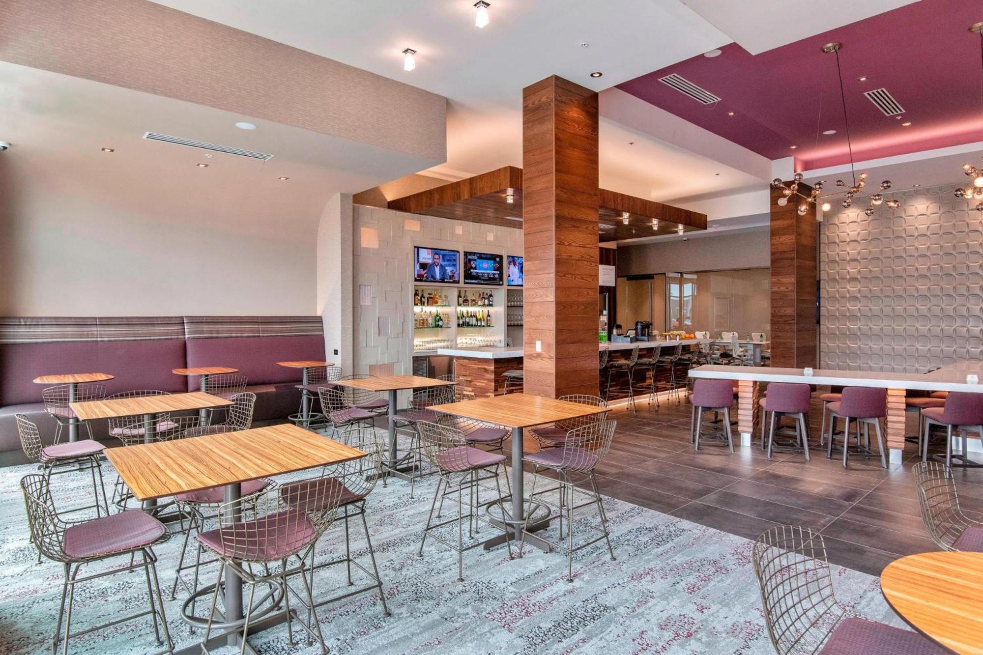 Courtyard By Marriott Raleigh Cary/Parkside Town Commons Hotel Bagian luar foto
