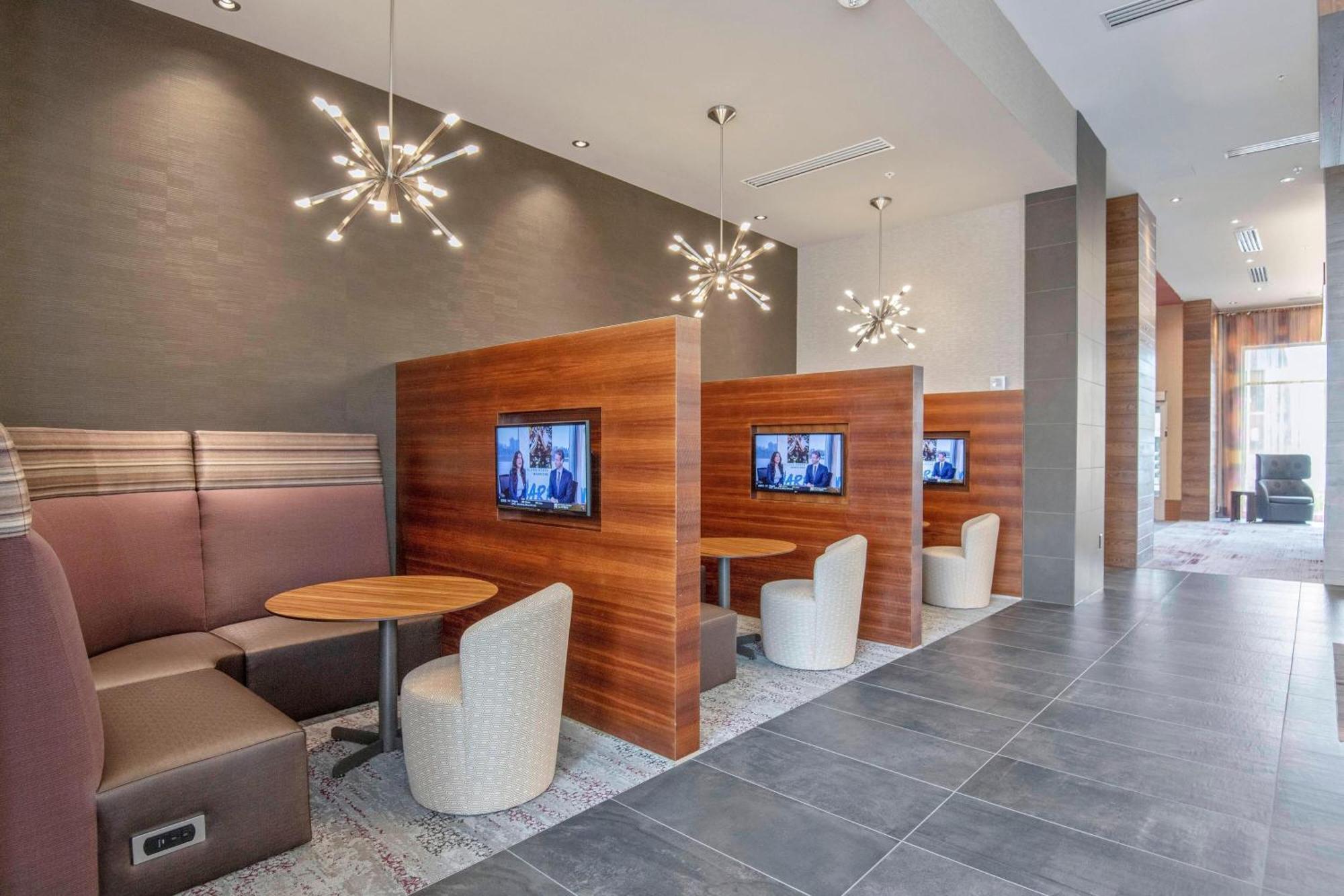 Courtyard By Marriott Raleigh Cary/Parkside Town Commons Hotel Bagian luar foto