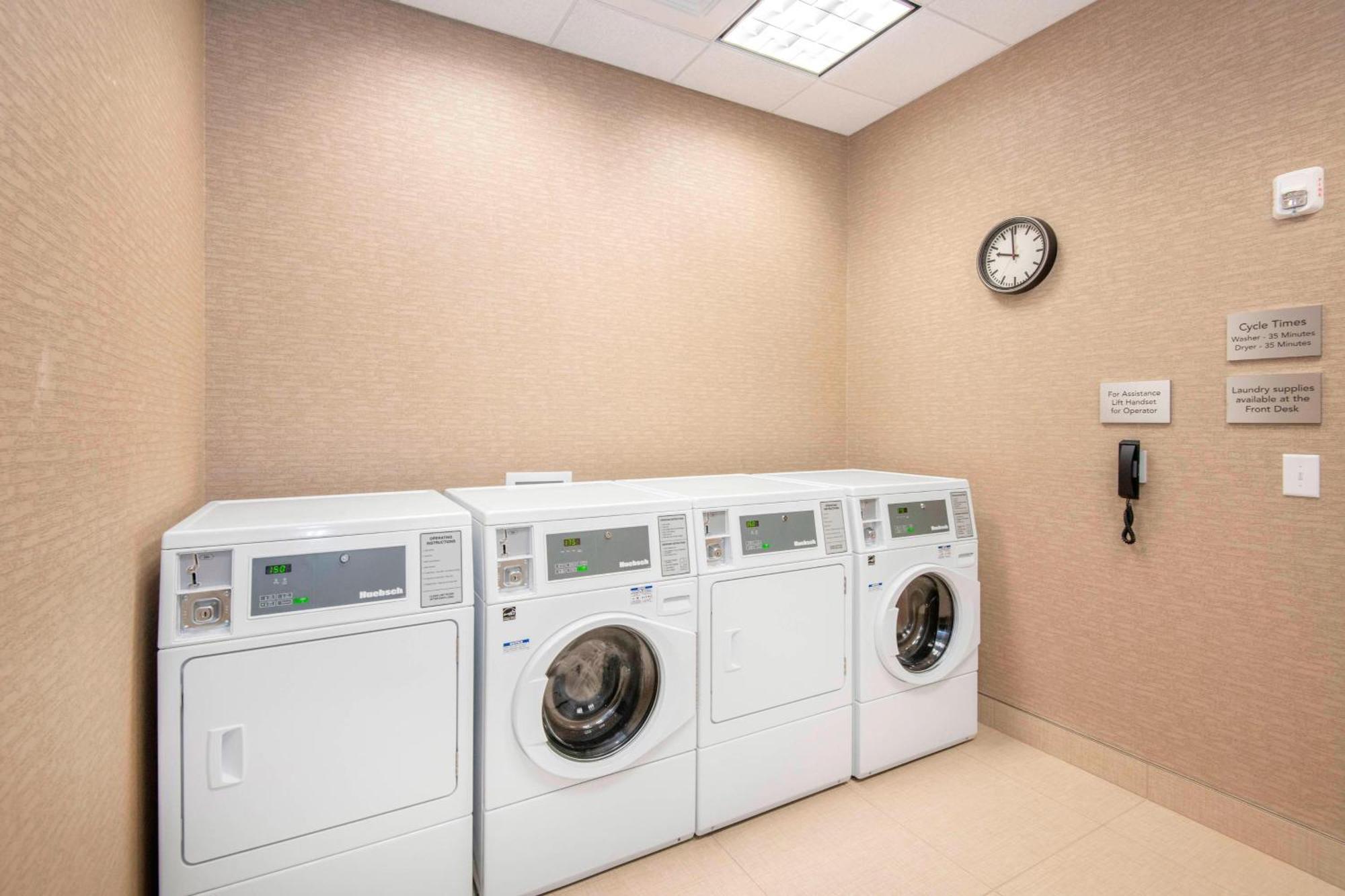 Courtyard By Marriott Raleigh Cary/Parkside Town Commons Hotel Bagian luar foto
