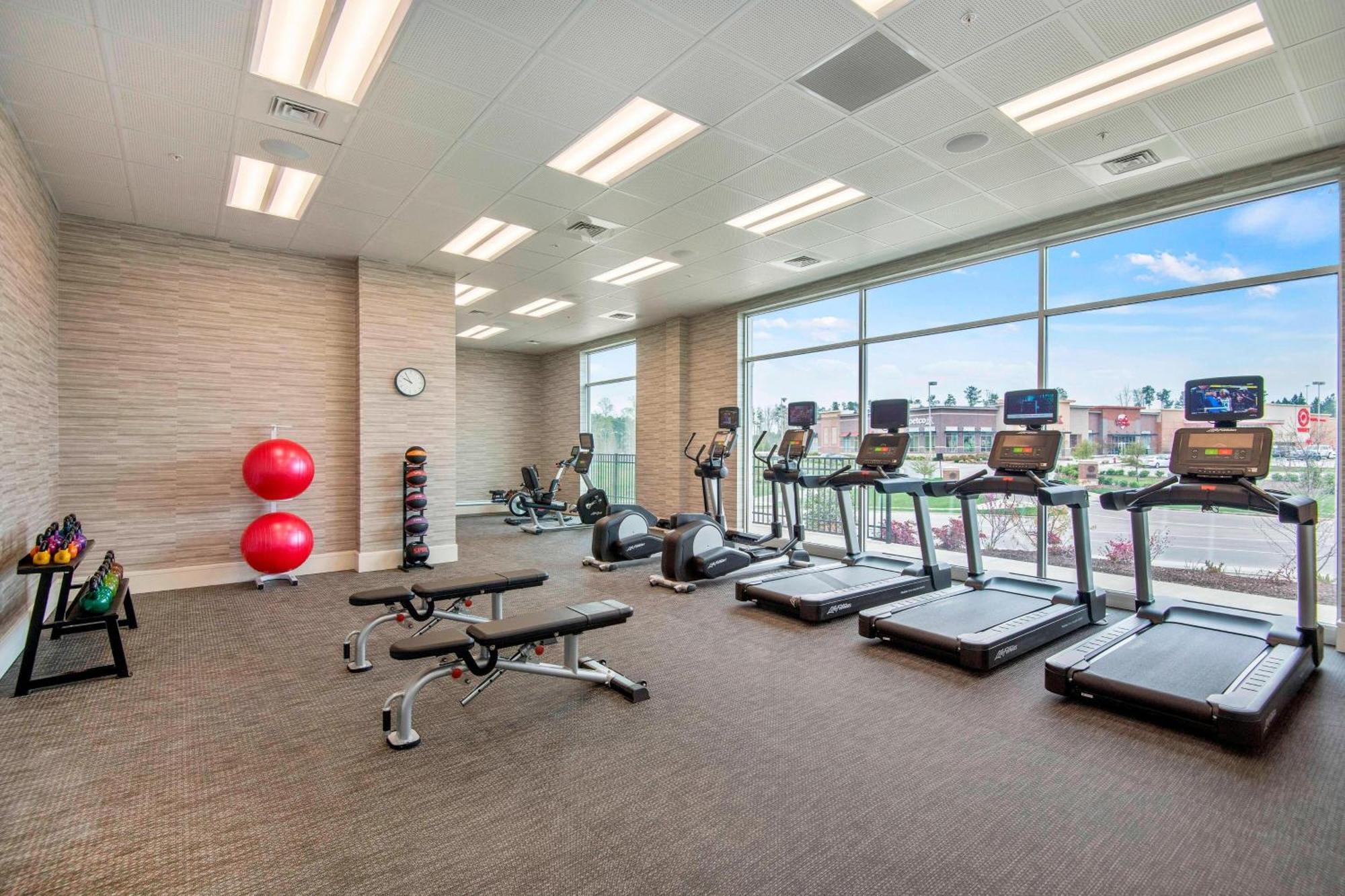 Courtyard By Marriott Raleigh Cary/Parkside Town Commons Hotel Bagian luar foto